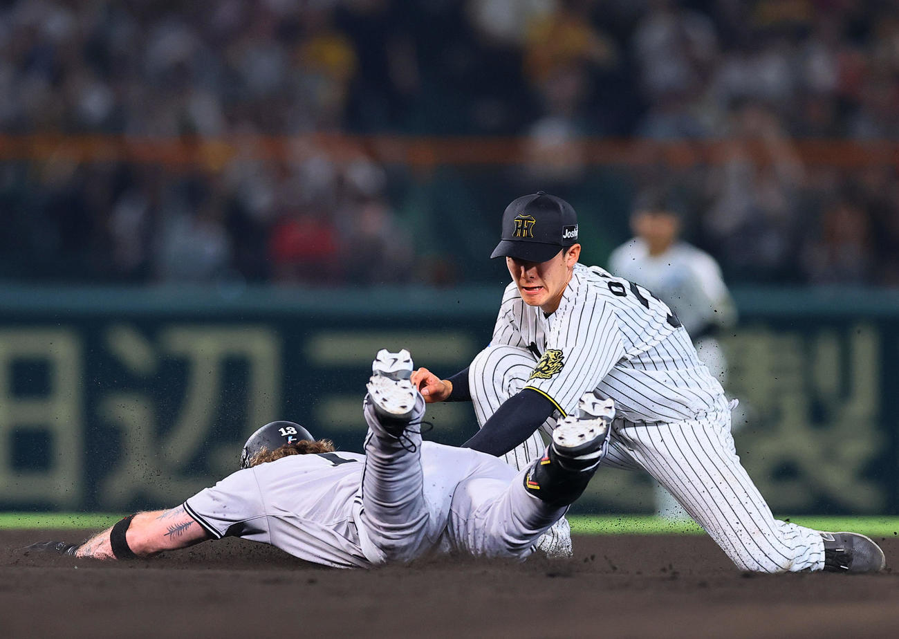 1日、阪神対巨人　7回表巨人無死、代打キャベッジは右前打を放ち二塁を狙うもアウトになる、野手小幡