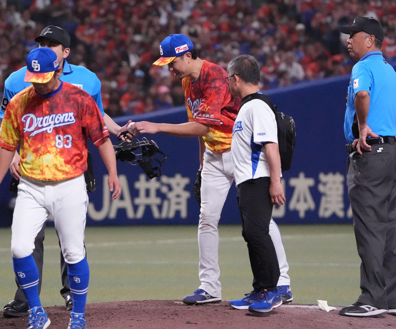 中日対ヤクルト　9回表ヤクルト1死二、三塁、大野（中央）はマウンドを降りる（撮影・森本幸一）