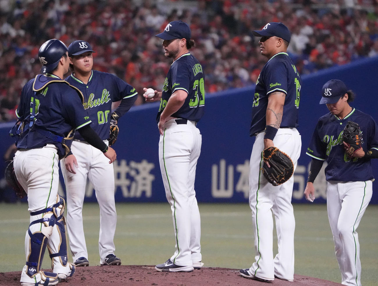 中日対ヤクルト　4回裏中日2死一塁、マウンドのランバート（中央）のもとに集まるヤクルトナイン（撮影・森本幸一）
