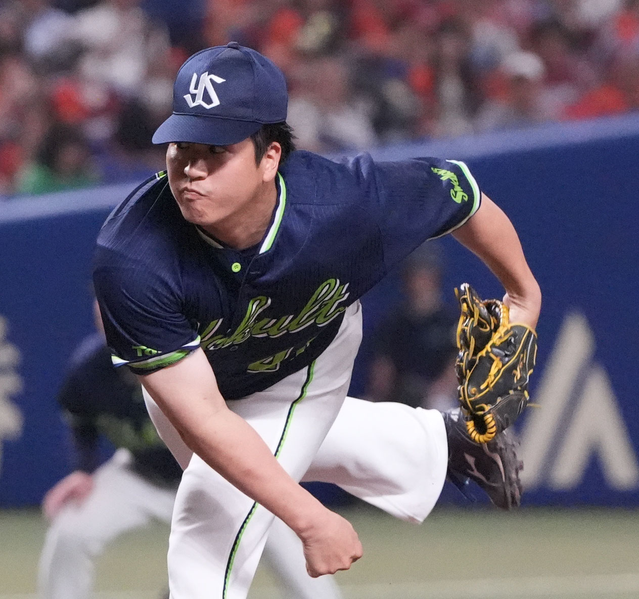 中日対ヤクルト　6回裏、ヤクルト2番手で登板する矢崎（撮影・森本幸一）