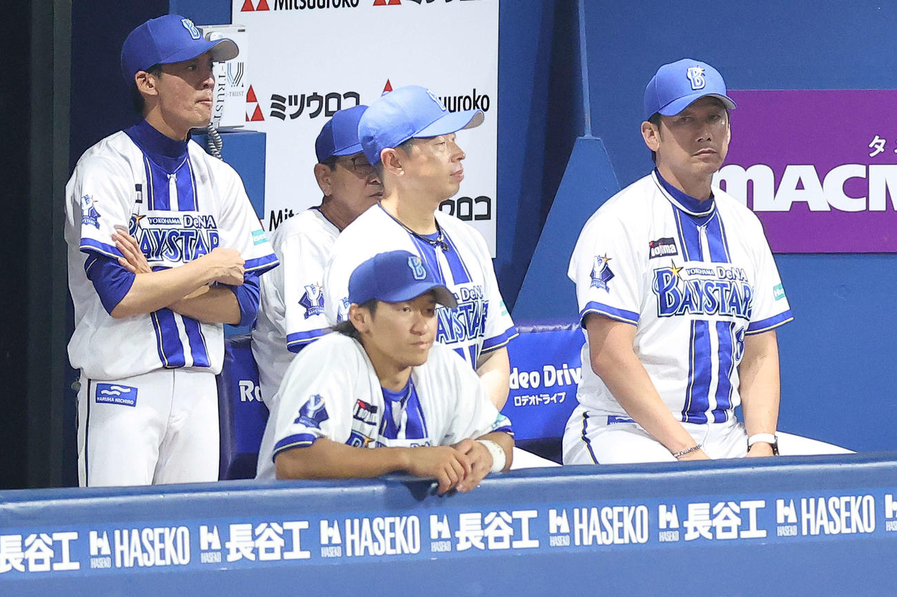 DeNA対阪神　9回表、戦況を見守る三浦監督（右）（撮影・河田真司）