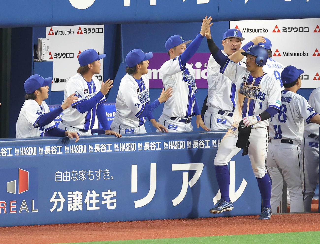 DeNA対阪神　4回裏DeNA無死二塁、佐野の先制適時打で生還し、チームメートに迎えられる桑原（右）（撮影・河田真司）