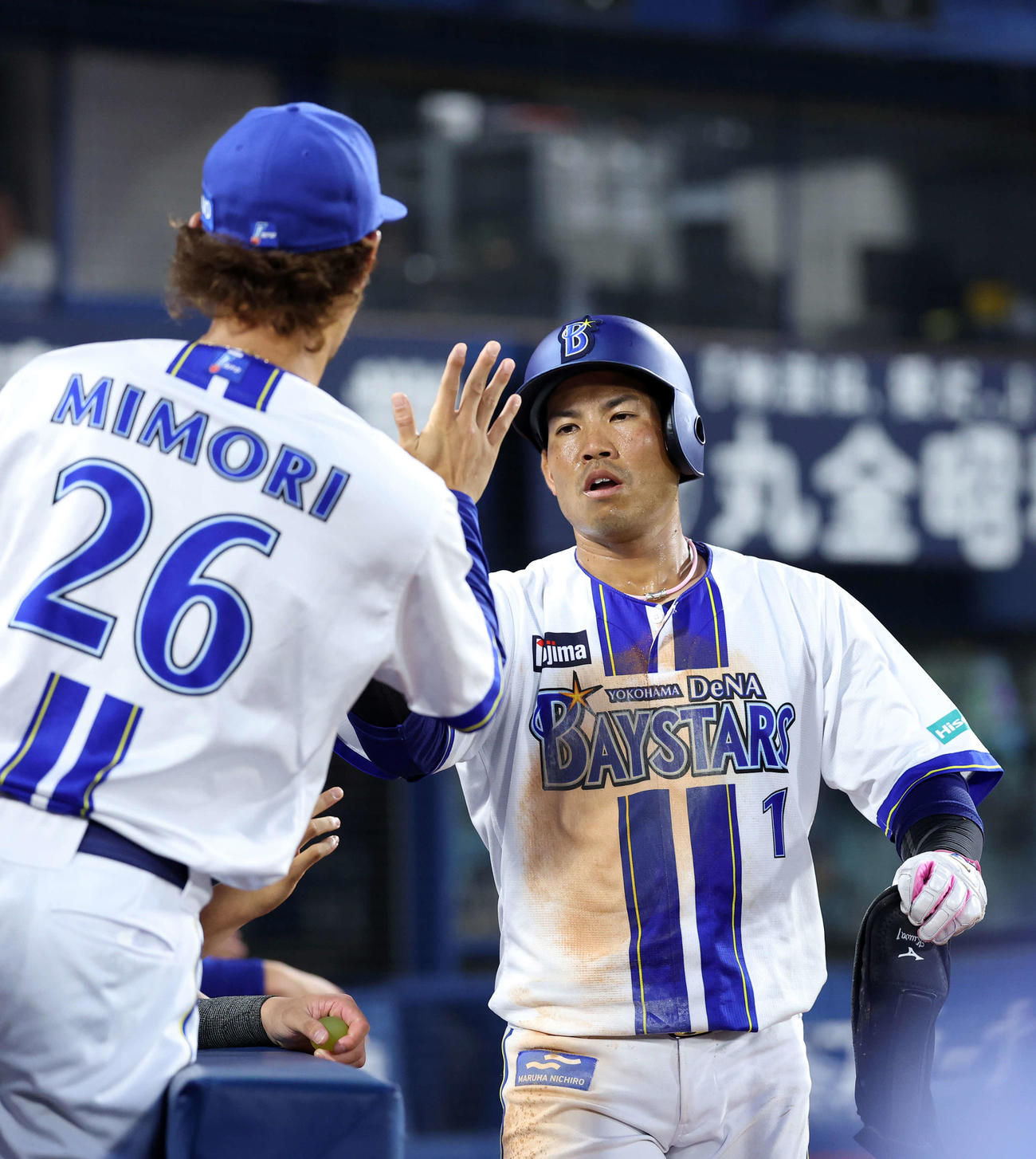 DeNA対阪神　4回裏DeNA無死二塁、佐野の右前適時打で桑原が生還しベンチ前でタッチ（撮影・鈴木正人）