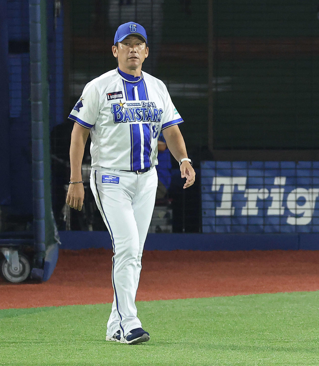 DeNA対阪神　6回裏を終え、選手交代を告げる三浦監督（撮影・河田真司）
