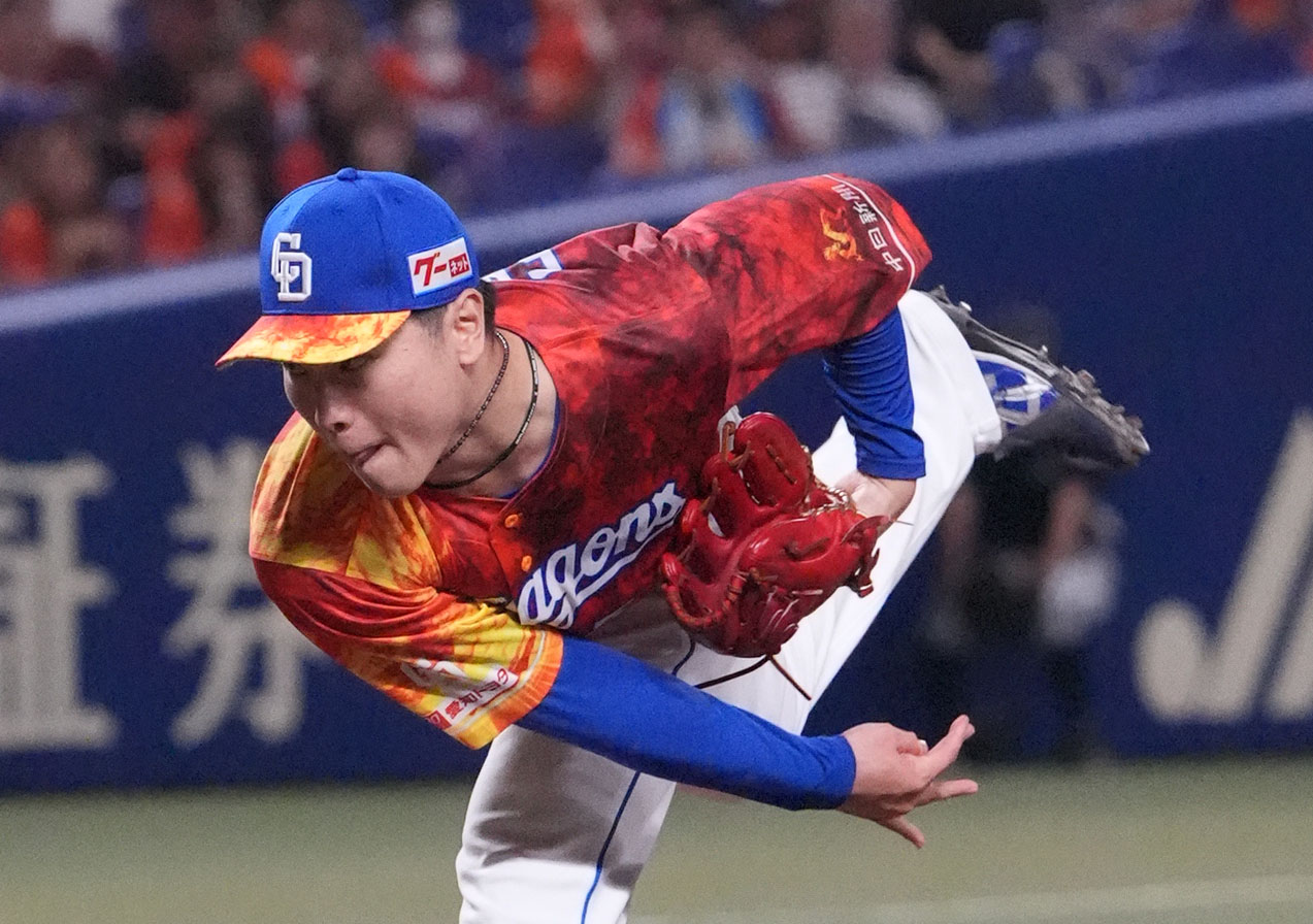 中日対ヤクルト　9回表ヤクルト1死二、三塁、中日2番手で登板する清水（撮影・森本幸一）