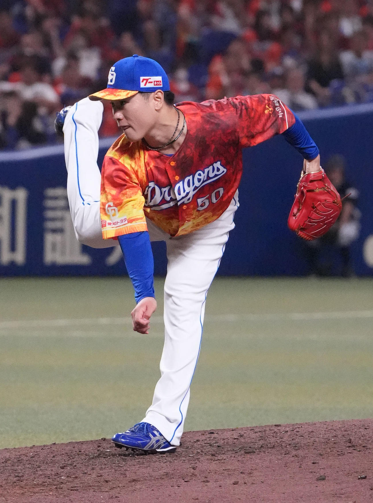 中日対ヤクルト　9回表ヤクルト1死二、三塁、中日2番手で登板する清水（撮影・森本幸一）