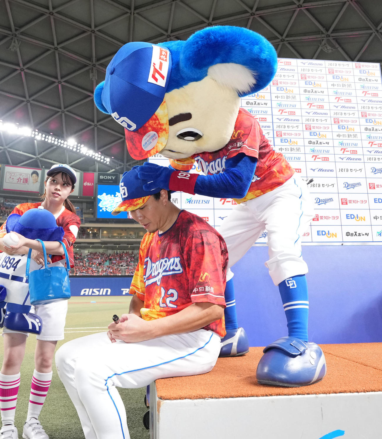 中日対ヤクルト　大野（中央）はドアラから祝福される（撮影・森本幸一）