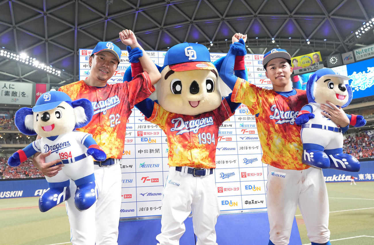 中日対ヤクルト　ヒーローインタビューを終えポーズを決める左から大野、ドアラ、岡林（撮影・森本幸一）