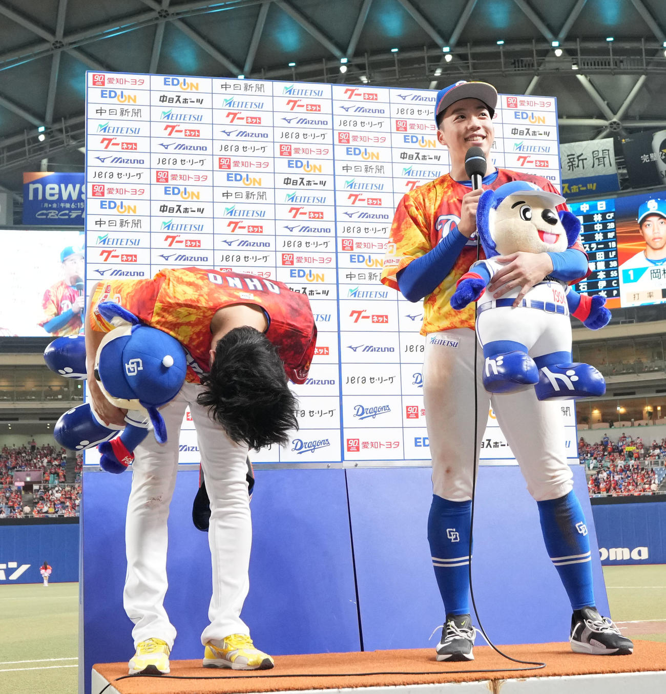 中日対ヤクルト　ヒーローインタビュー中、お立ち台の上で頭を下げる大野（左）右は岡林（撮影・森本幸一）