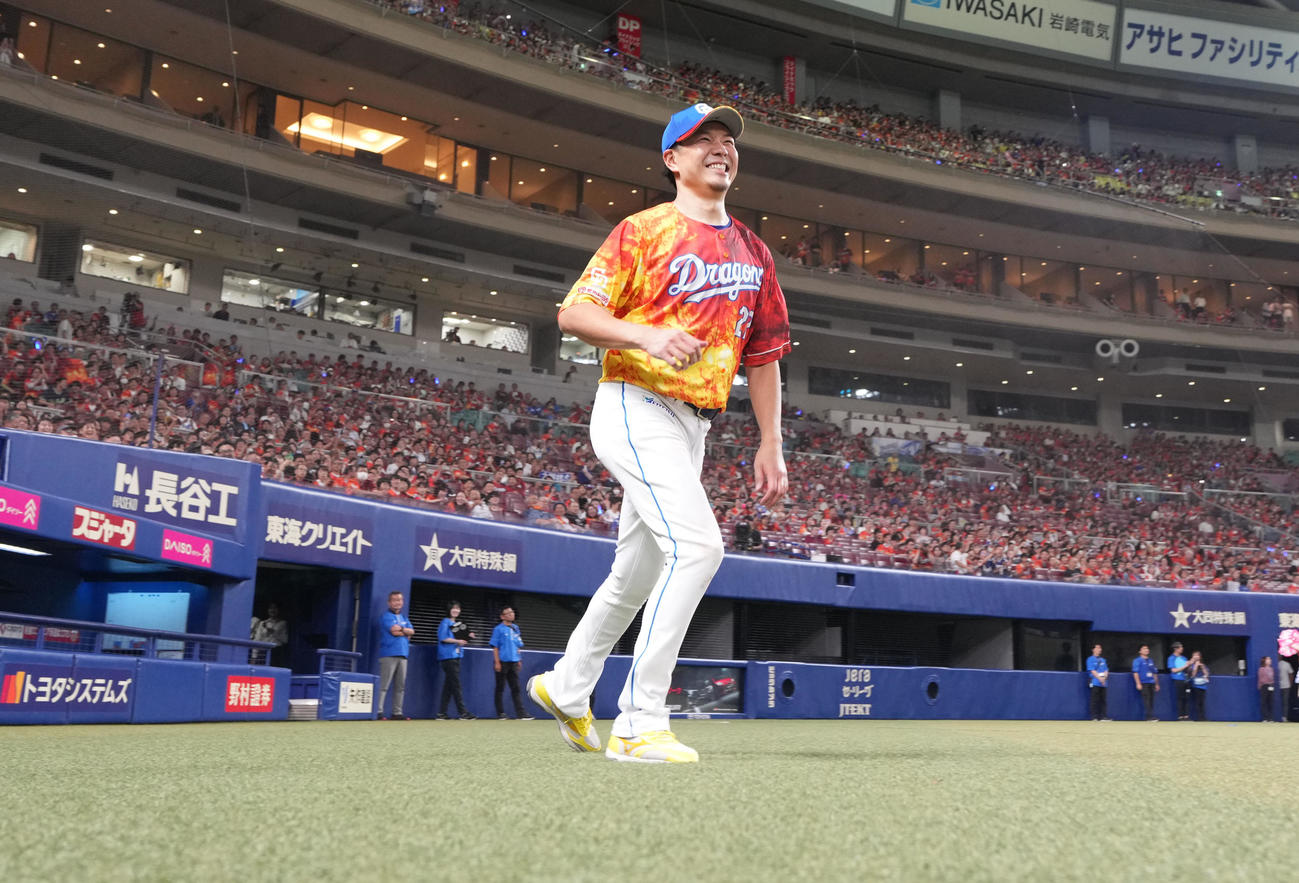 中日対ヤクルト　足を引きずる仕草でお立ち台へ向かう大野（撮影・森本幸一）