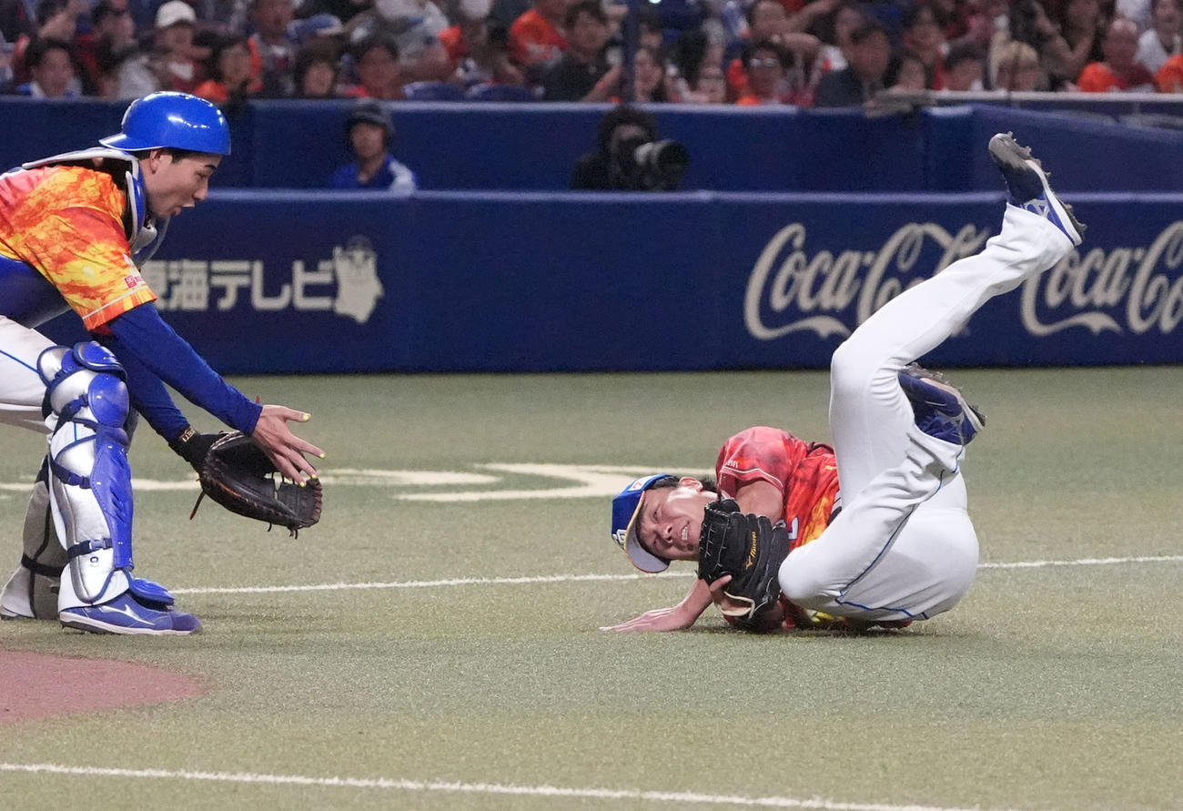 中日対ヤクルト　4回表ヤクルト1死、赤羽の打球をダイビングキャッチする大野（右）捕手は石伊（撮影・森本幸一）