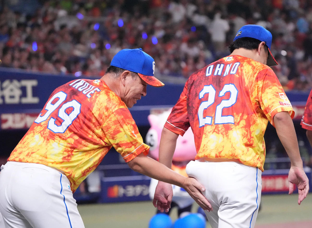 中日対ヤクルト　試合終了、井上監督（左）は明るい表情で大野をねぎらう（撮影・森本幸一）