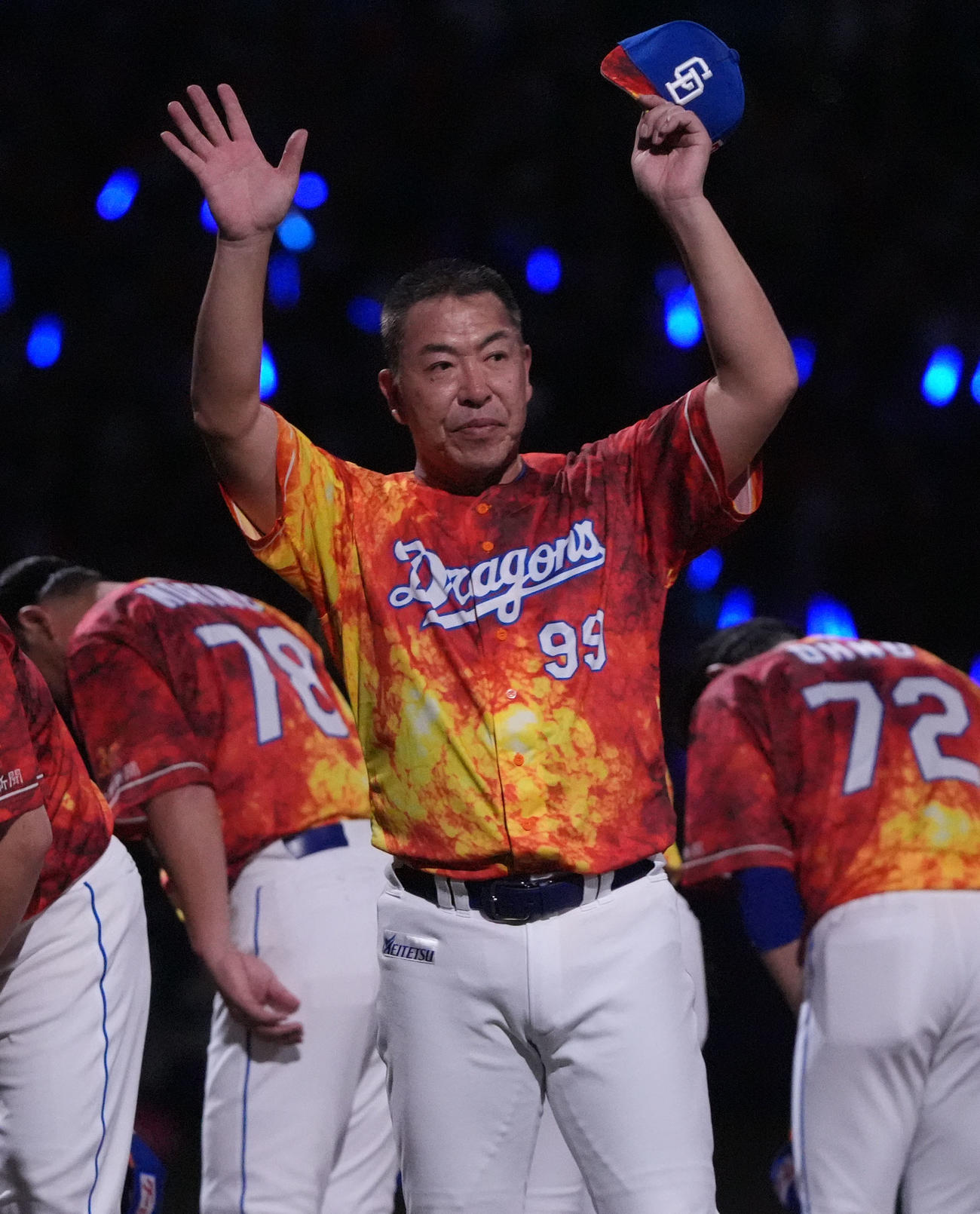 中日対ヤクルト　試合終了、スタンドのファンに手を振る井上監督（撮影・森本幸一）