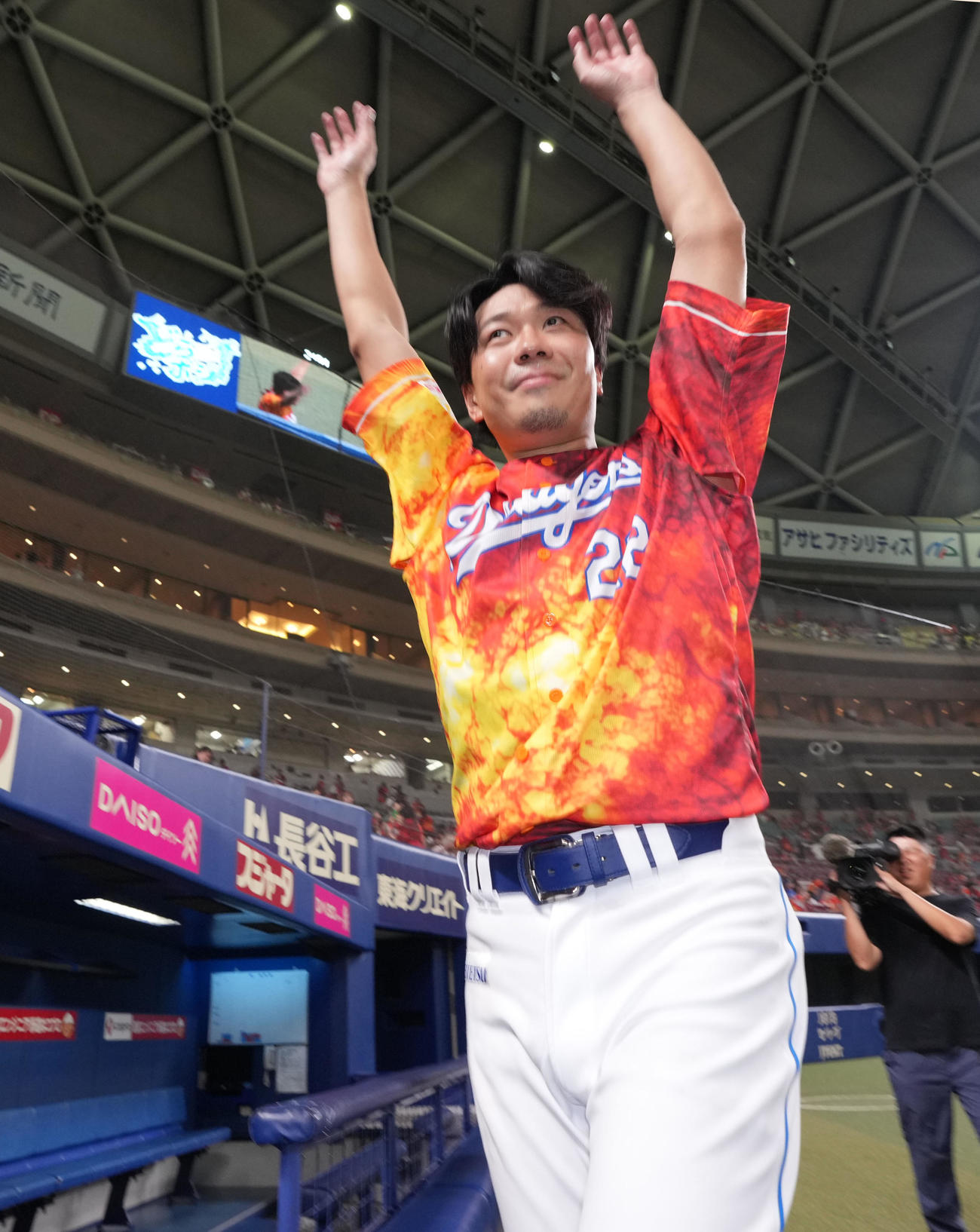 中日対ヤクルト　場内一周を終え、スタンドの観客に手を振る大野（撮影・森本幸一）