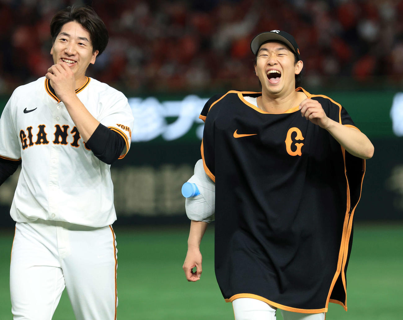 巨人対広島　連敗脱出で、8勝目の巨人山崎（右）は大勢と笑顔を弾けさせる（撮影・浅見桂子）
