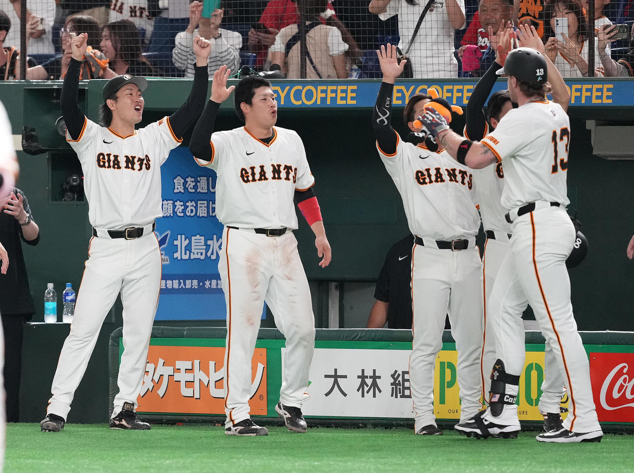 巨人対広島　8回裏巨人1死、先制の右越えソロ本塁打を放った代打キャベッジ（右）を笑顔で迎える山崎（左）（撮影・鈴木みどり）