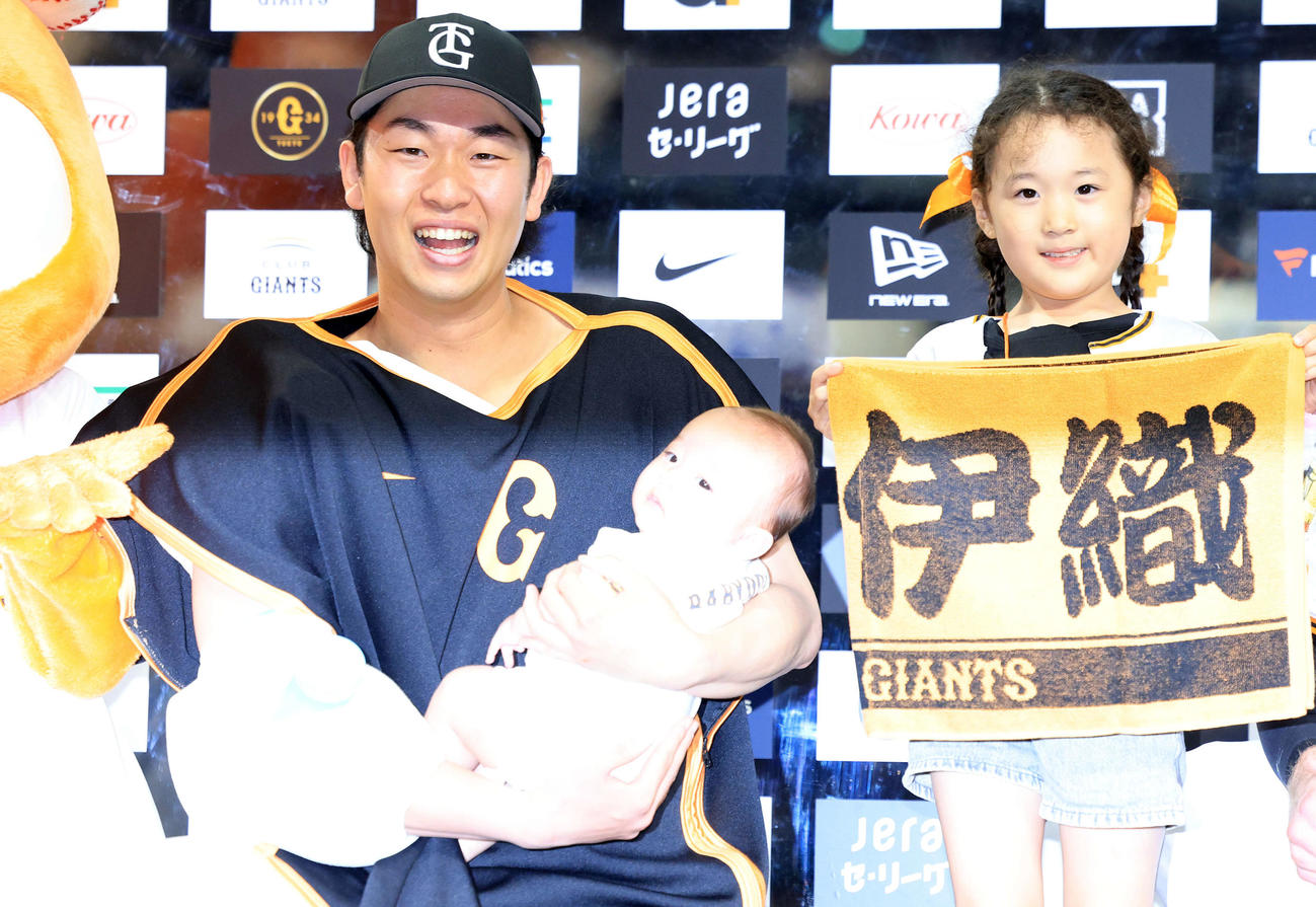 巨人対広島　8勝目の巨人山崎は、ヒーローインタビュー後、ファンの赤ちゃんを抱き上げ笑顔が弾ける（撮影・浅見桂子）