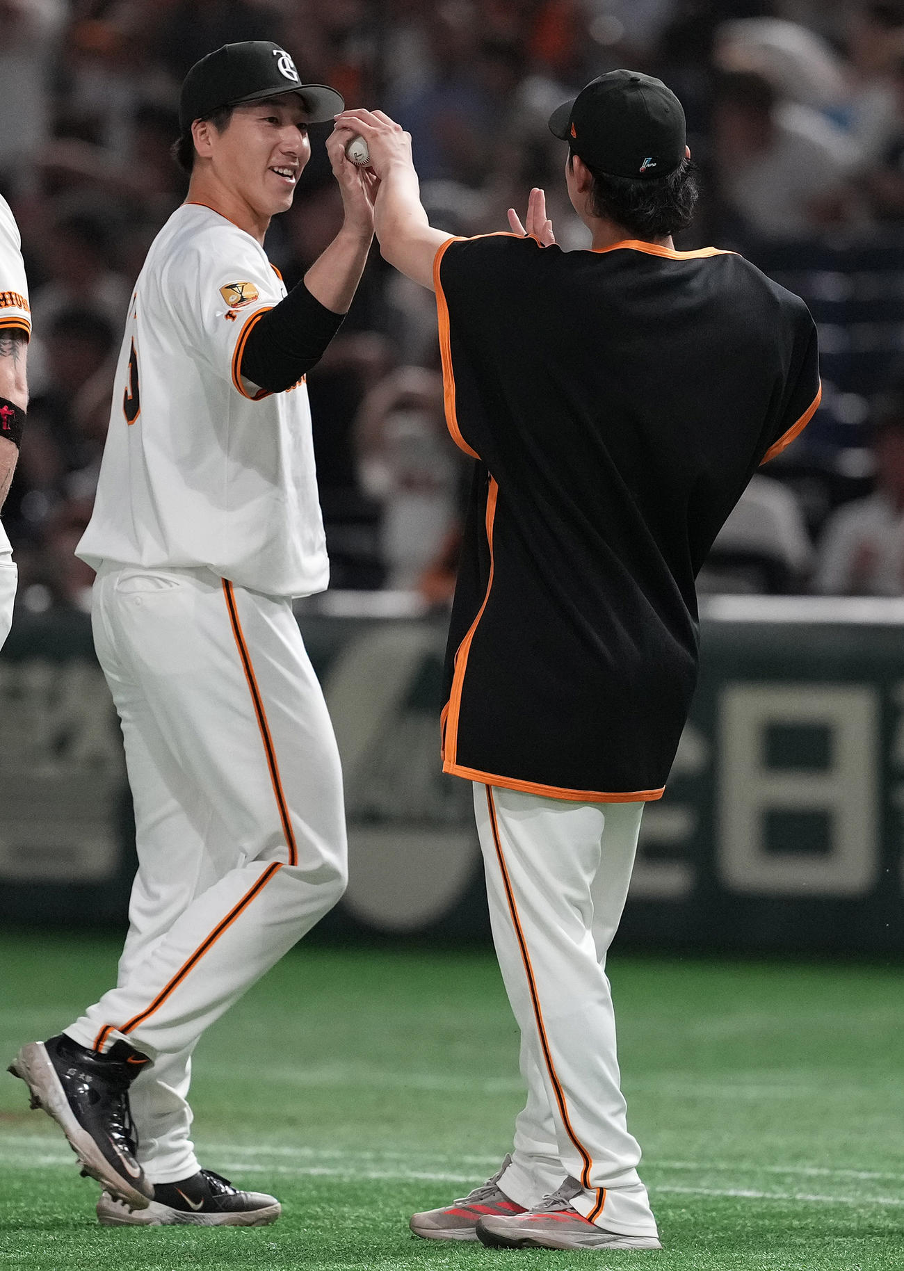 巨人対広島　広島に勝利し、大勢（左）からウイニングボールを受け取る巨人山崎（撮影・鈴木みどり）