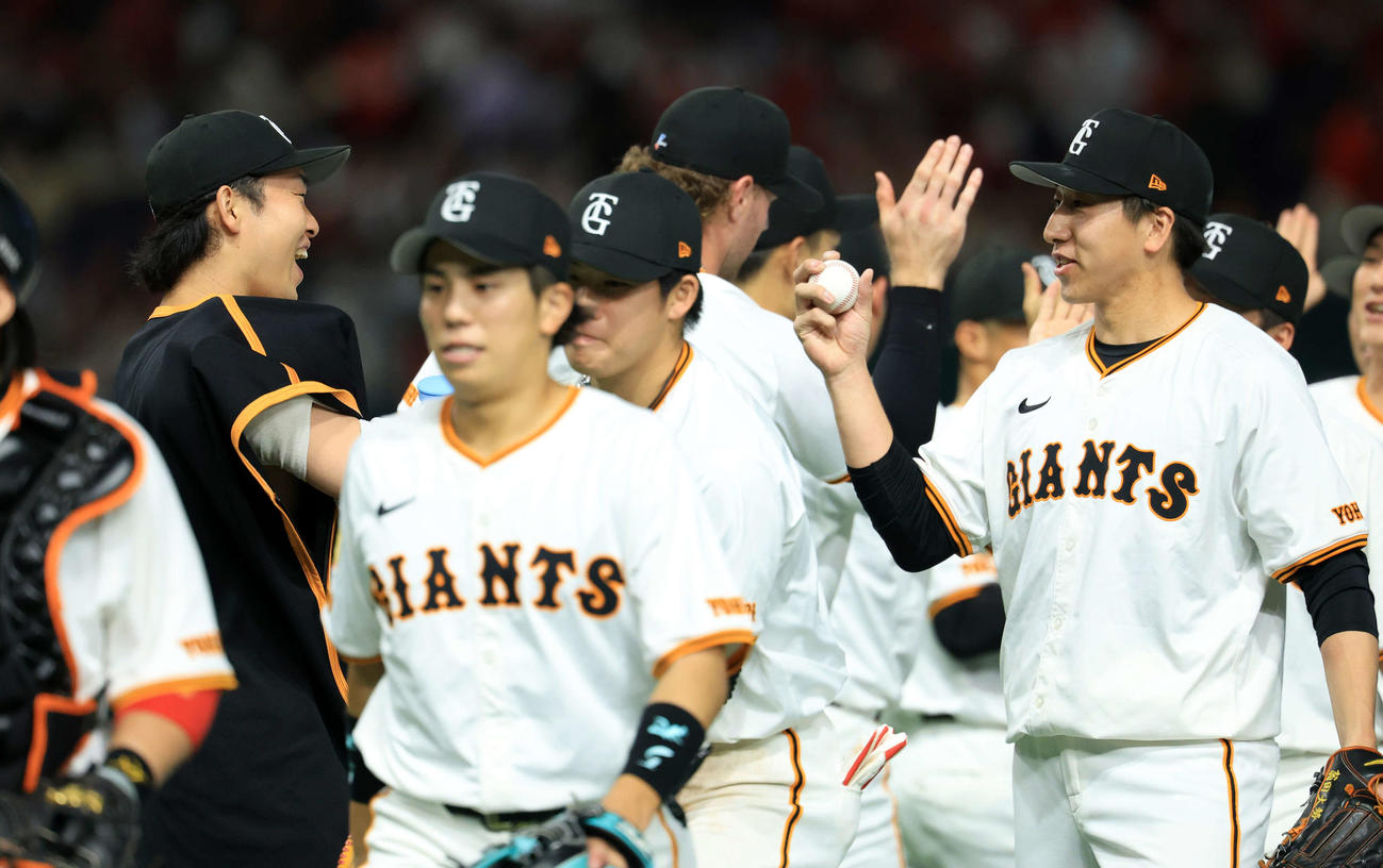 巨人対広島　8勝目の巨人山崎（左）は大勢からウイニングボールを受け取る（撮影・浅見桂子）