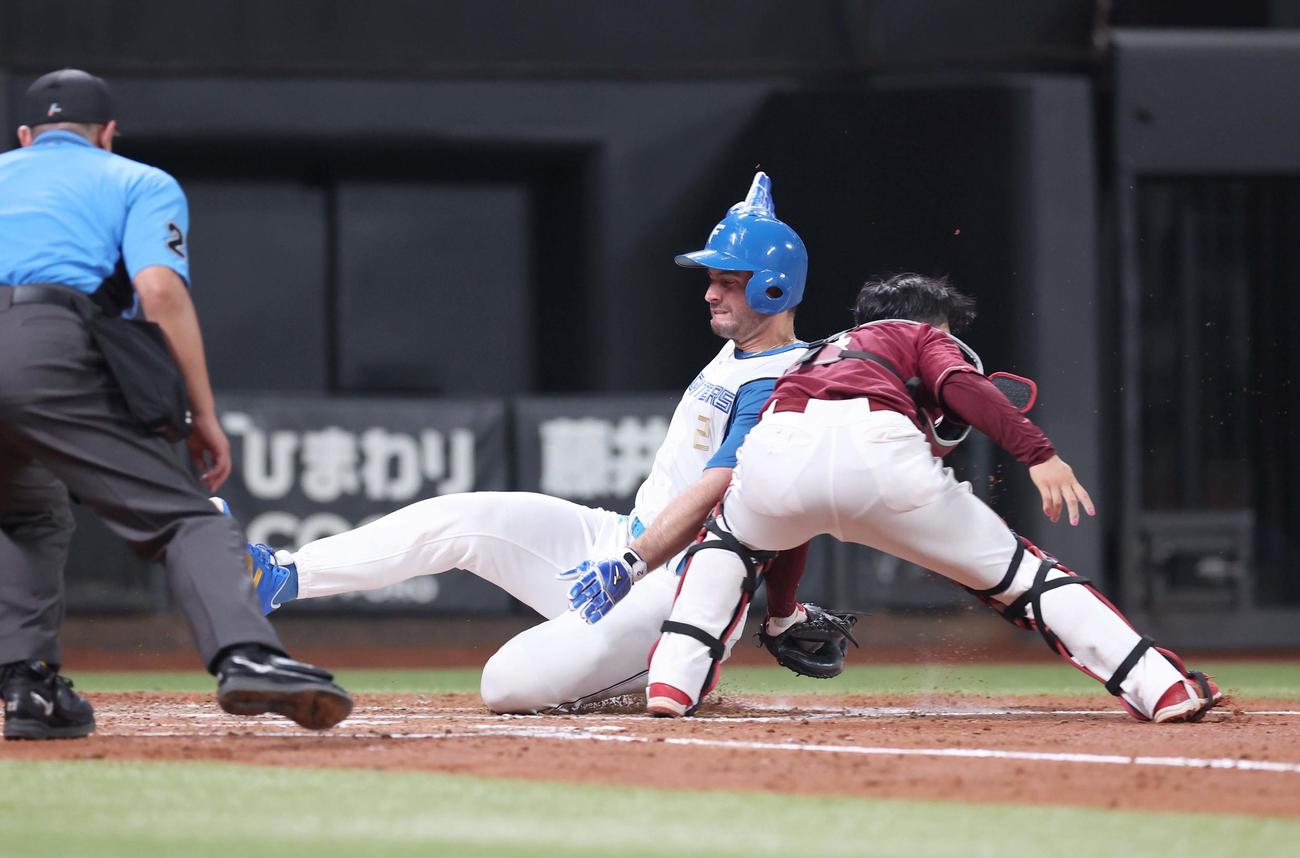 日本ハム対楽天　3回裏日本ハム2死二塁、野村の中前適時打で生還するマルティネス（撮影・黒川智章）