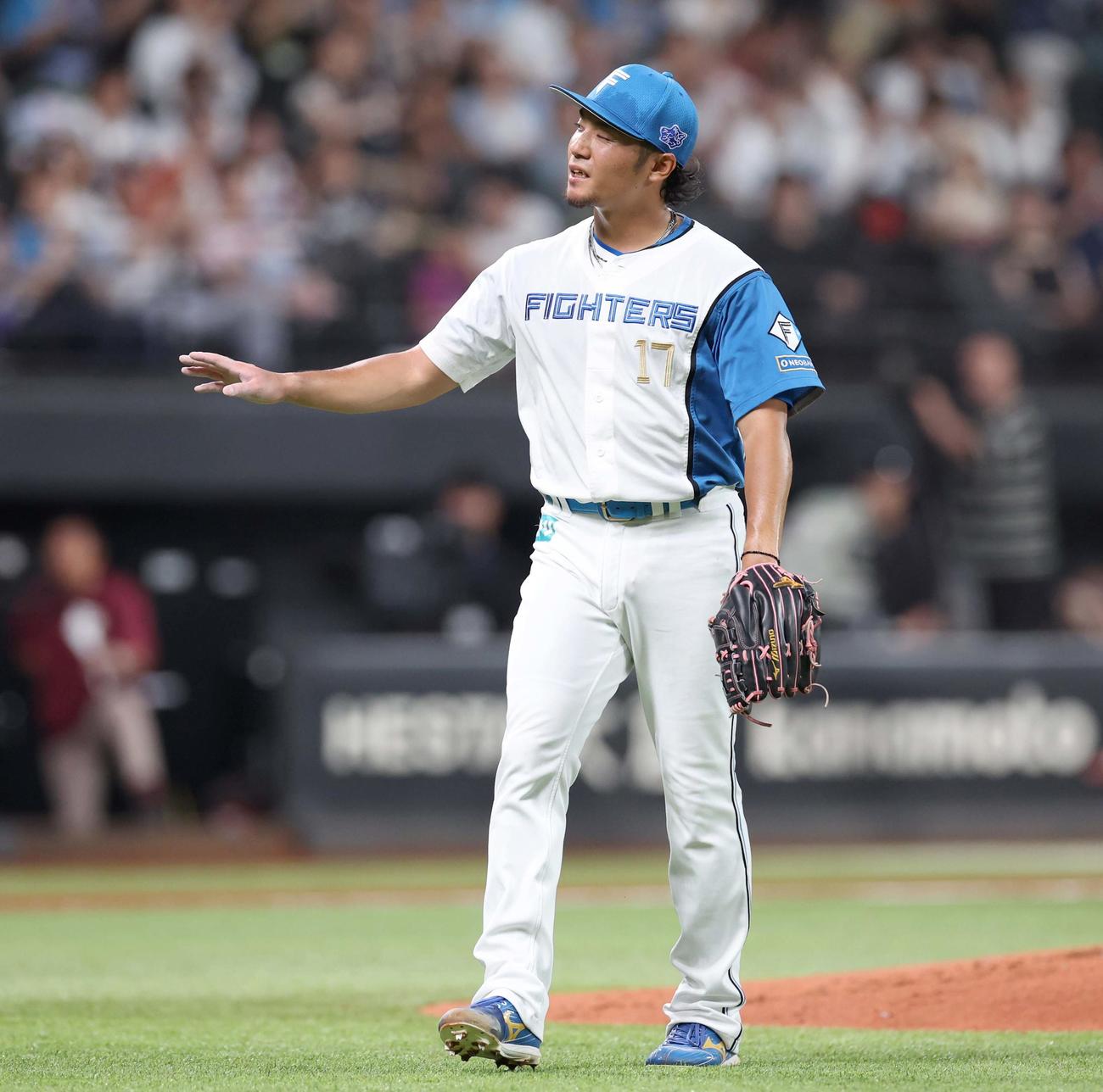 日本ハム対楽天　1回表、満塁のピンチをしのぐも渋い表情の伊藤（撮影・黒川智章）
