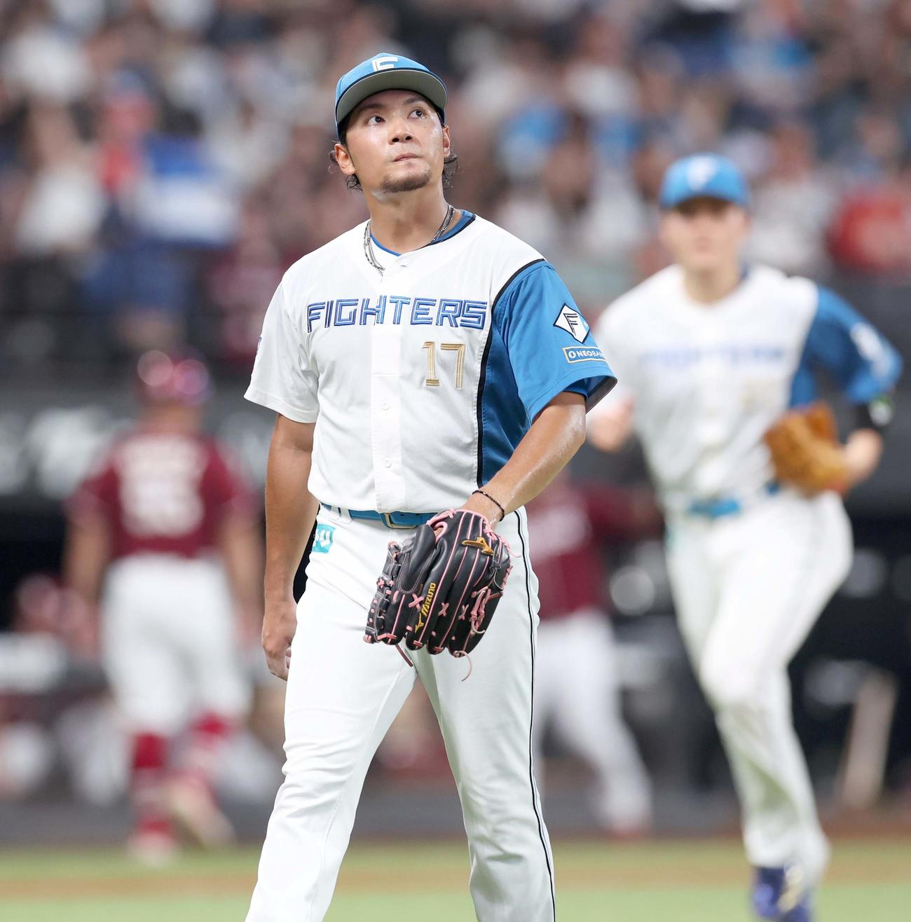 日本ハム対楽天　2回表、失点し渋い表情の伊藤（撮影・黒川智章）