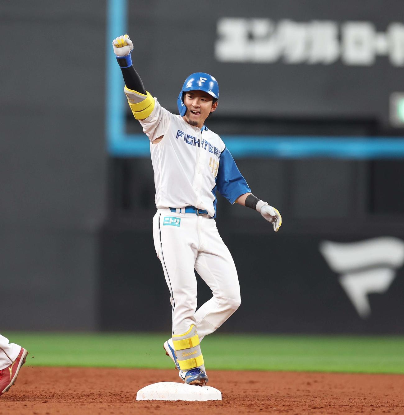 日本ハム対楽天　3回裏日本ハム2死一、二塁、中越え2点適時二塁打を放ちポーズをとる水野（撮影・黒川智章）