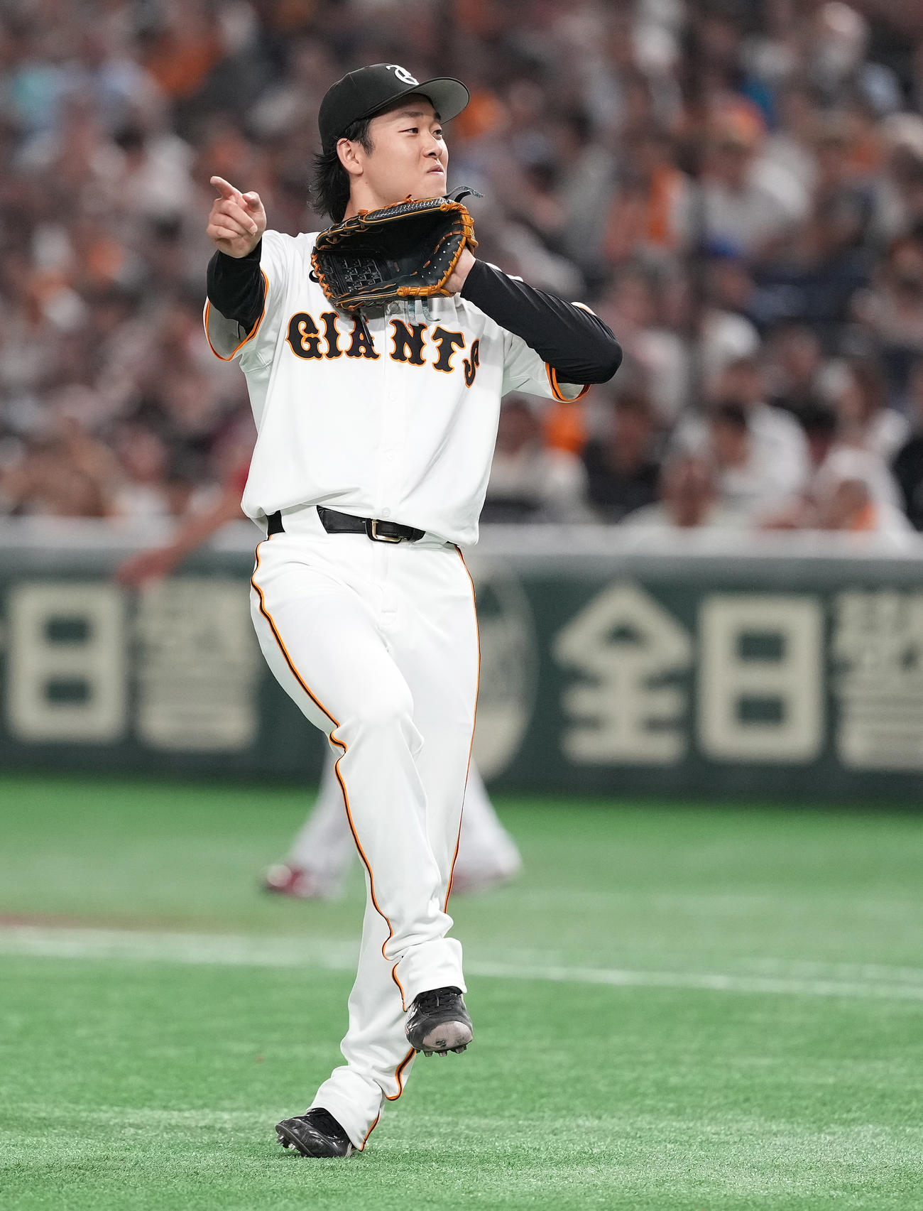 巨人対広島　8回表広島無死、モンテロの打球はファウルだったものの、三塁手坂本の守備に指をさす山崎（撮影・鈴木みどり）