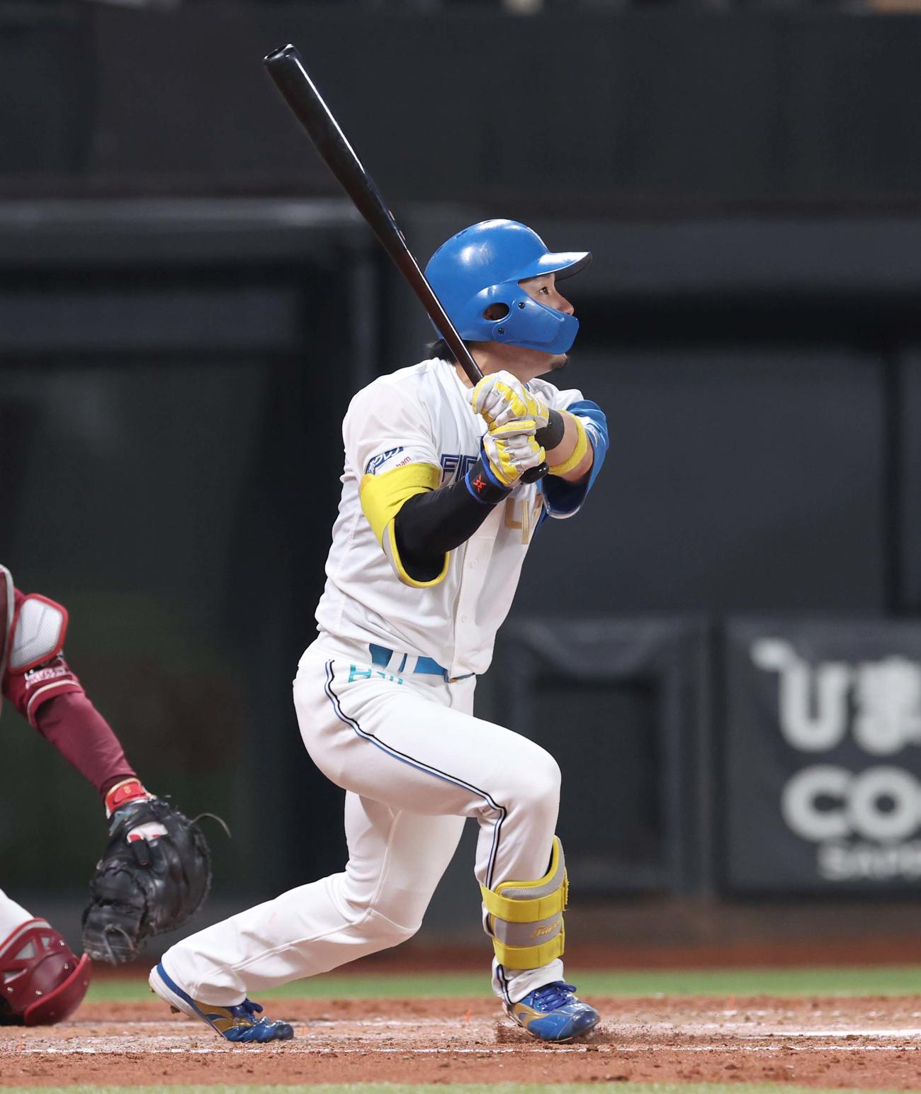 日本ハム対楽天　3回裏日本ハム2死一、二塁、中越え2点適時二塁打を放つ水野（撮影・黒川智章）