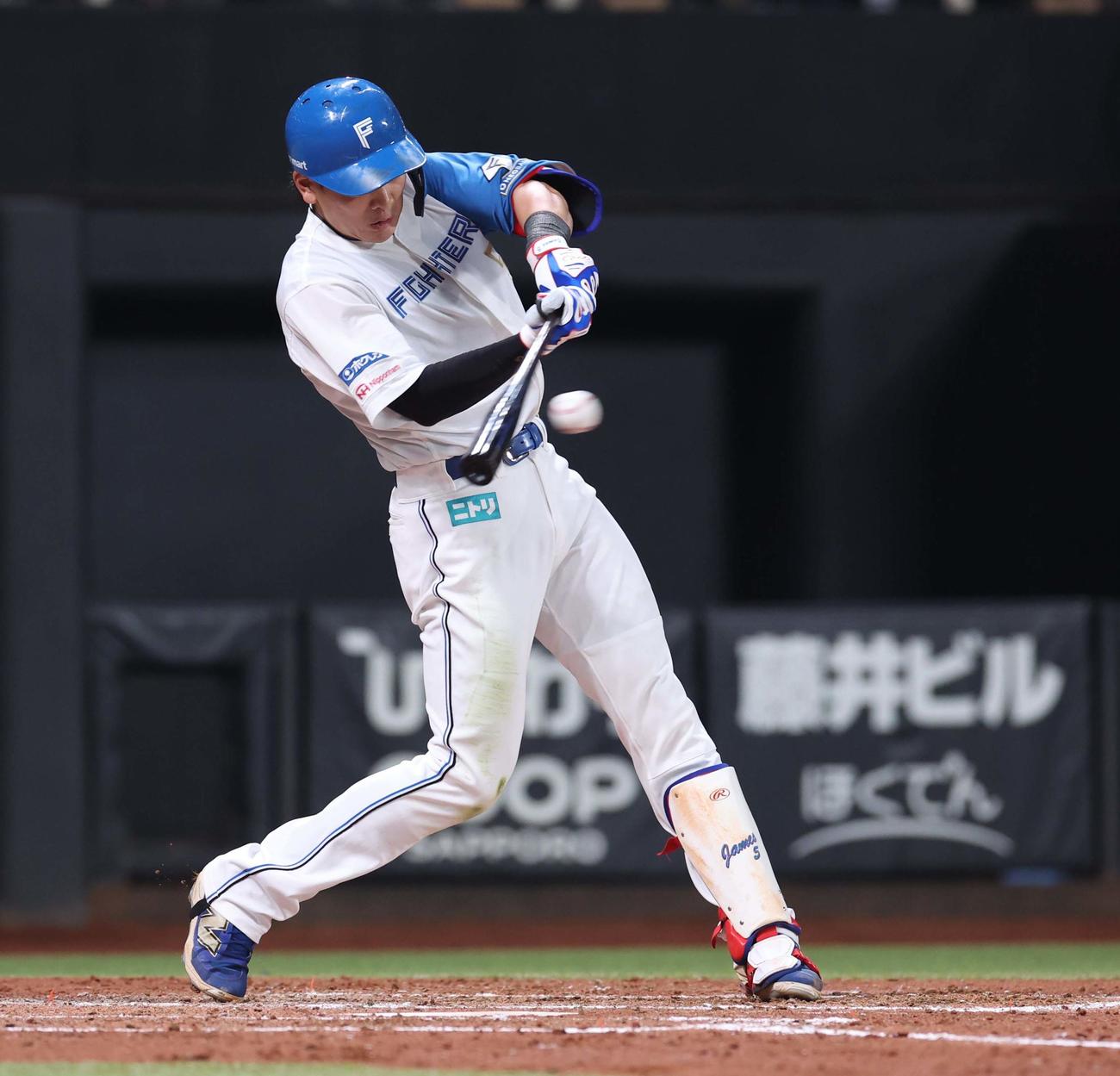 日本ハム対楽天　3回裏日本ハム2死二塁、中前適時打を放つ野村（撮影・黒川智章）