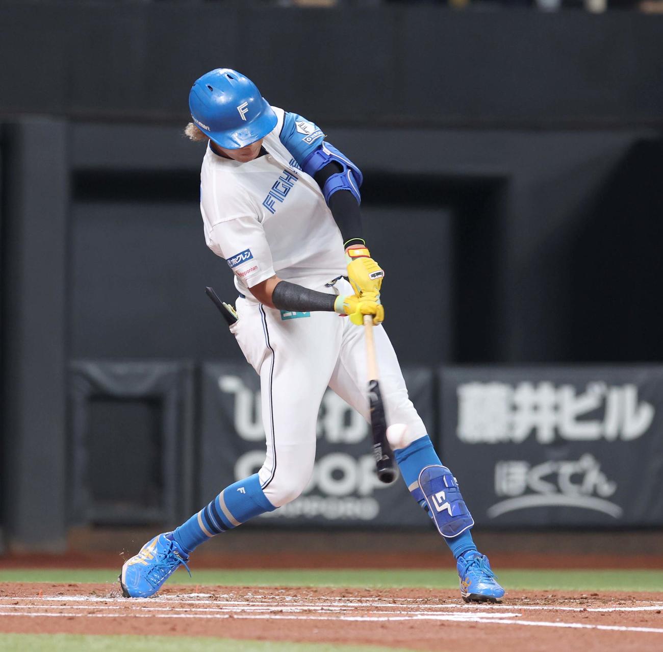 日本ハム対楽天　1回裏日本ハム無死、左越え本塁打を放つ水谷（撮影・黒川智章）