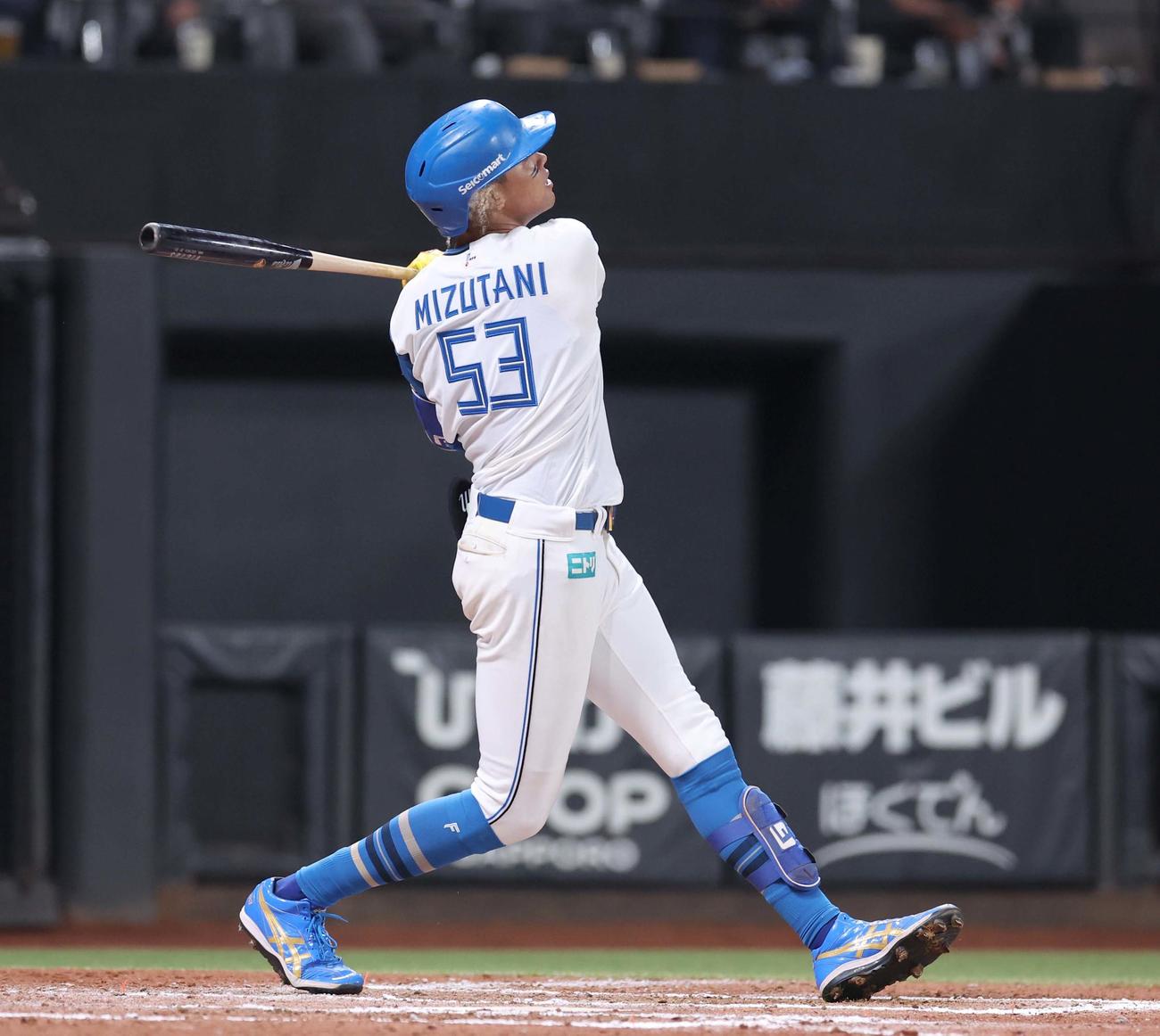 日本ハム対楽天　7回裏日本ハム無死、左越え本塁打を放つ水谷（撮影・黒川智章）
