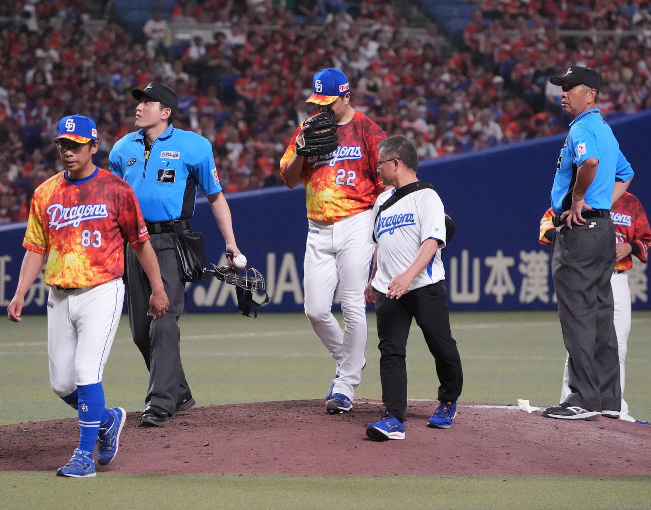 中日対ヤクルト　9回表ヤクルト1死二、三塁、大野（中央）はマウンドを降りる（撮影・森本幸一）
