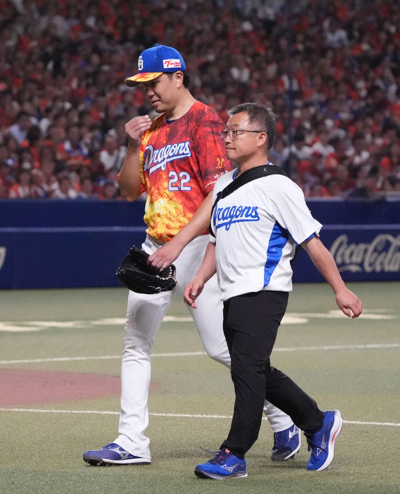 中日対ヤクルト　9回表ヤクルト1死二、三塁、大野（左）はマウンドを降りる（撮影・森本幸一）