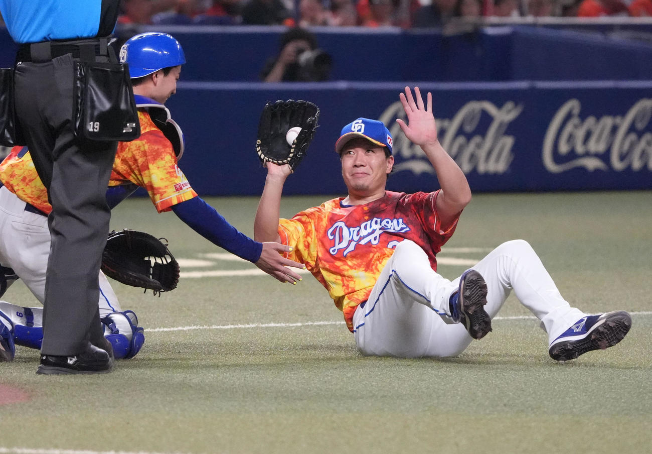 中日対ヤクルト　4回表ヤクルト1死、赤羽の打球をダイビングキャッチする大野（右）捕手は石伊（撮影・森本幸一）
