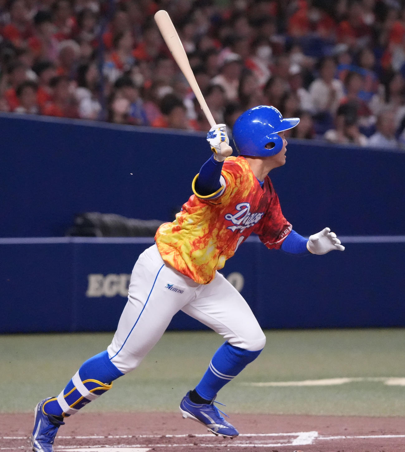 中日対ヤクルト　3回裏中日2死二塁、左前適時打を放つ岡林（撮影・森本幸一）