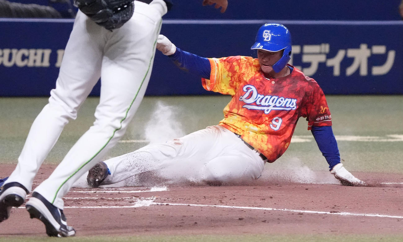中日対ヤクルト　3回裏中日2死二塁、岡林の左前適時打で生還する石伊（撮影・森本幸一）
