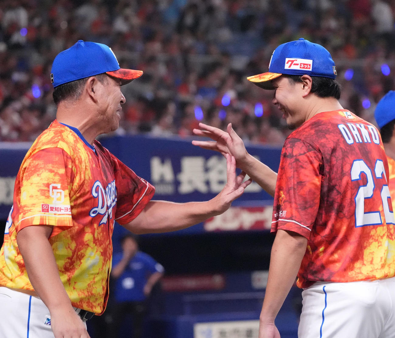 中日対ヤクルト　試合終了、井上監督（左）は明るい表情で大野をねぎらう（撮影・森本幸一）