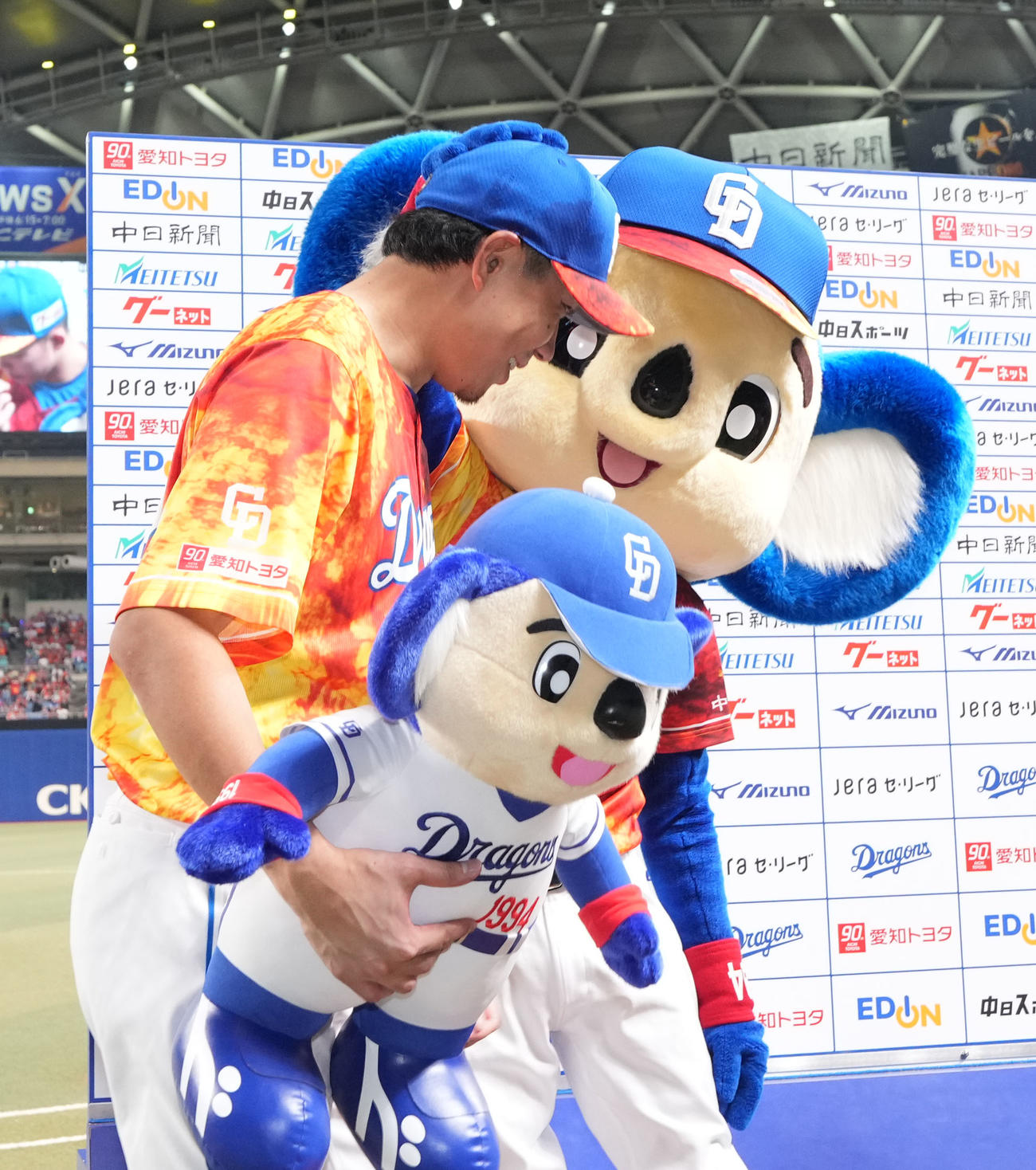 中日対ヤクルト　大野（左）はドアラから祝福される（撮影・森本幸一）