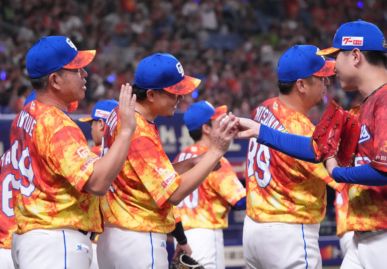 中日対ヤクルト　試合終了、清水から勝利球を受け取る大野（左から2人目）左は井上監督（撮影・森本幸一）