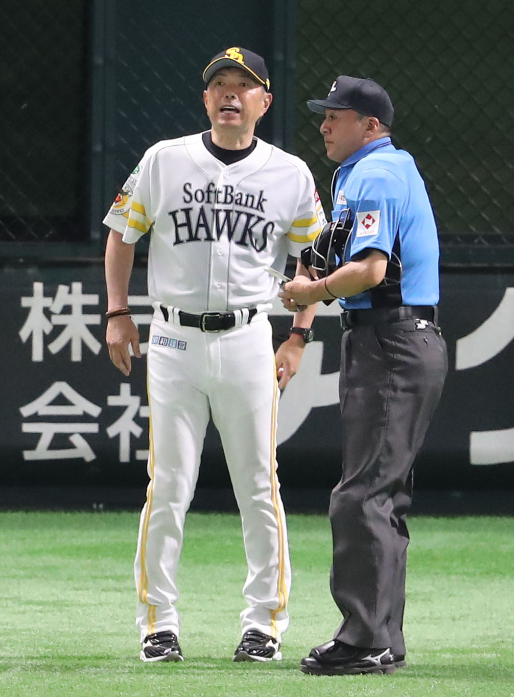 ソフトバンク対西武　審判に選手交代を告げる小久保監督（撮影・梅根麻紀）