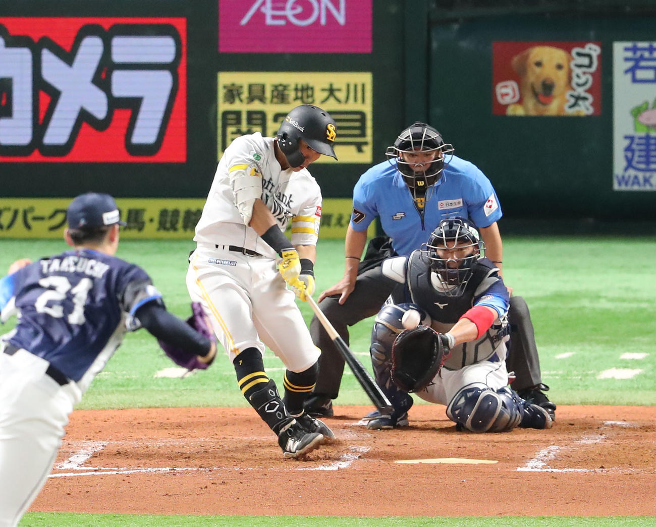 ソフトバンク対西武　4回裏ソフトバンク2死、中村は左前安打を放つ（撮影・梅根麻紀）