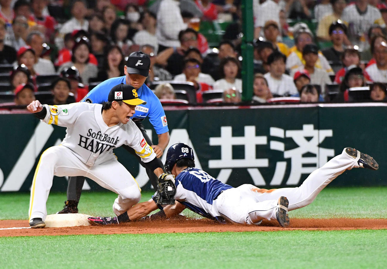 ソフトバンク対西武　5回表西武無死二塁、炭谷の中飛でタッチアップした二塁走者の岸（右）は周東の好返球でアウトとなる（撮影・岩下翔太）