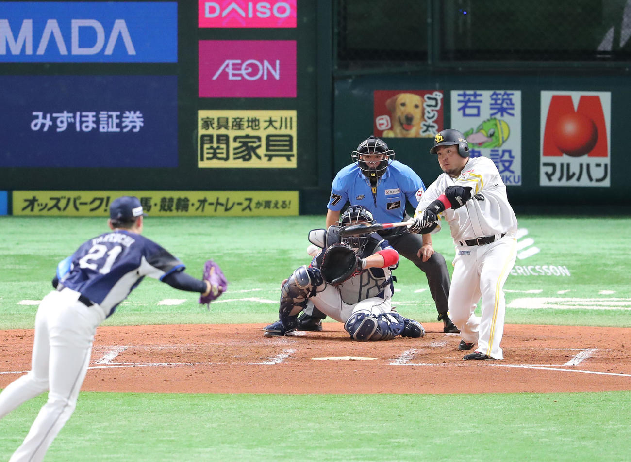 ソフトバンク対西武　4回裏ソフトバンク2死一塁、山川は空振り三振に終わる（撮影・梅根麻紀）