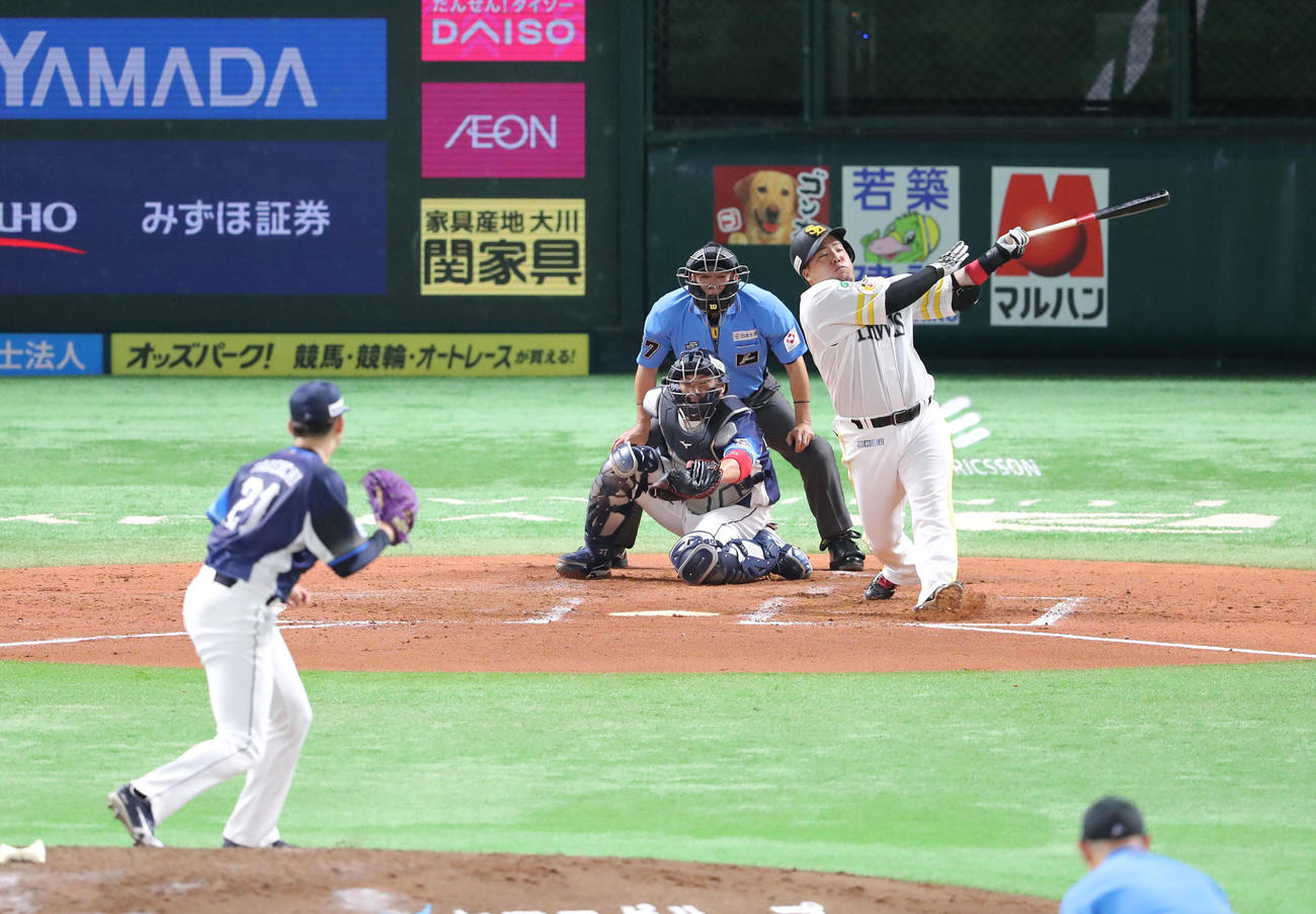 ソフトバンク対西武　4回裏ソフトバンク2死一塁、山川は空振り三振に終わる（撮影・梅根麻紀）