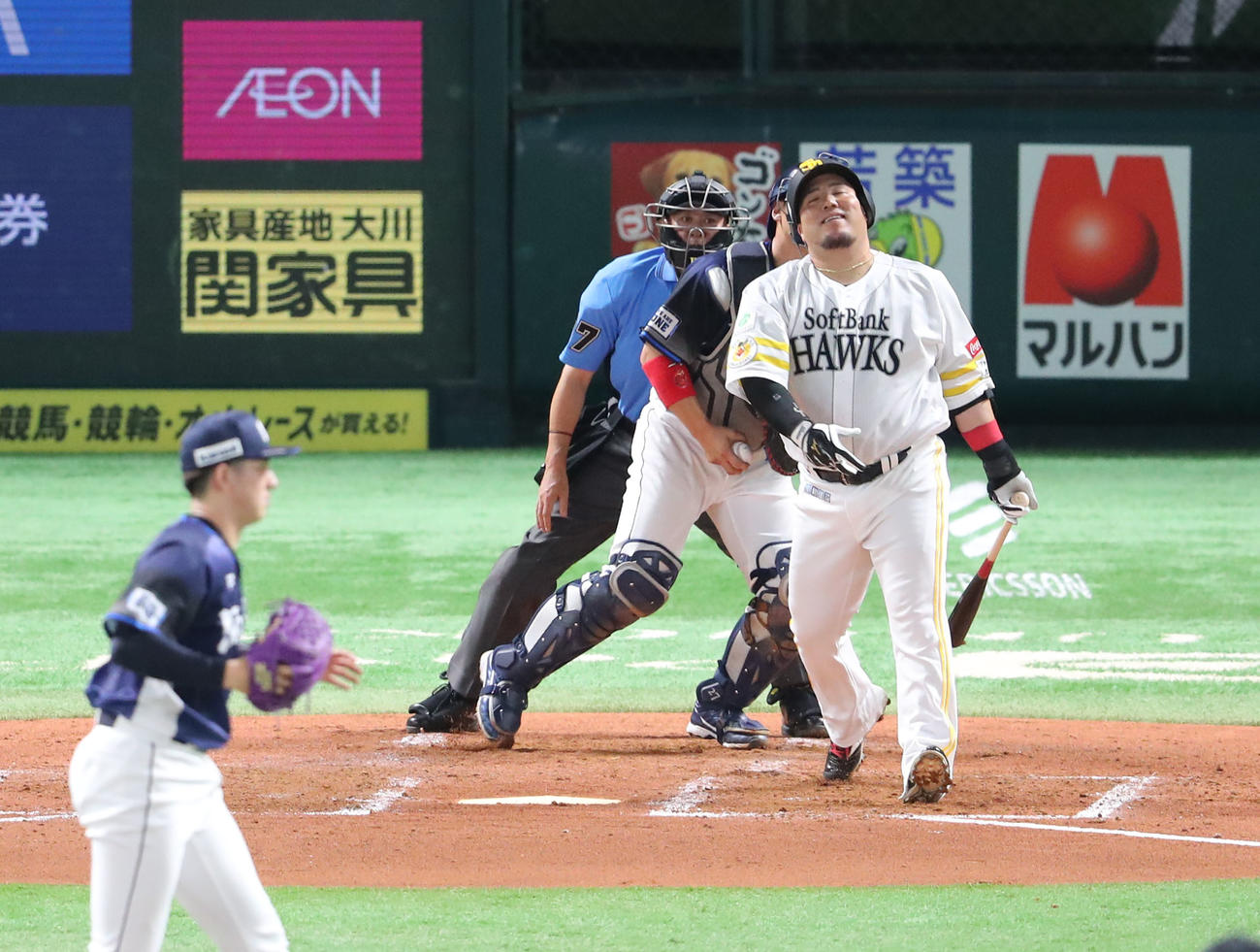 ソフトバンク対西武　4回裏ソフトバンク2死一塁、山川は空振り三振に終わる（撮影・梅根麻紀）