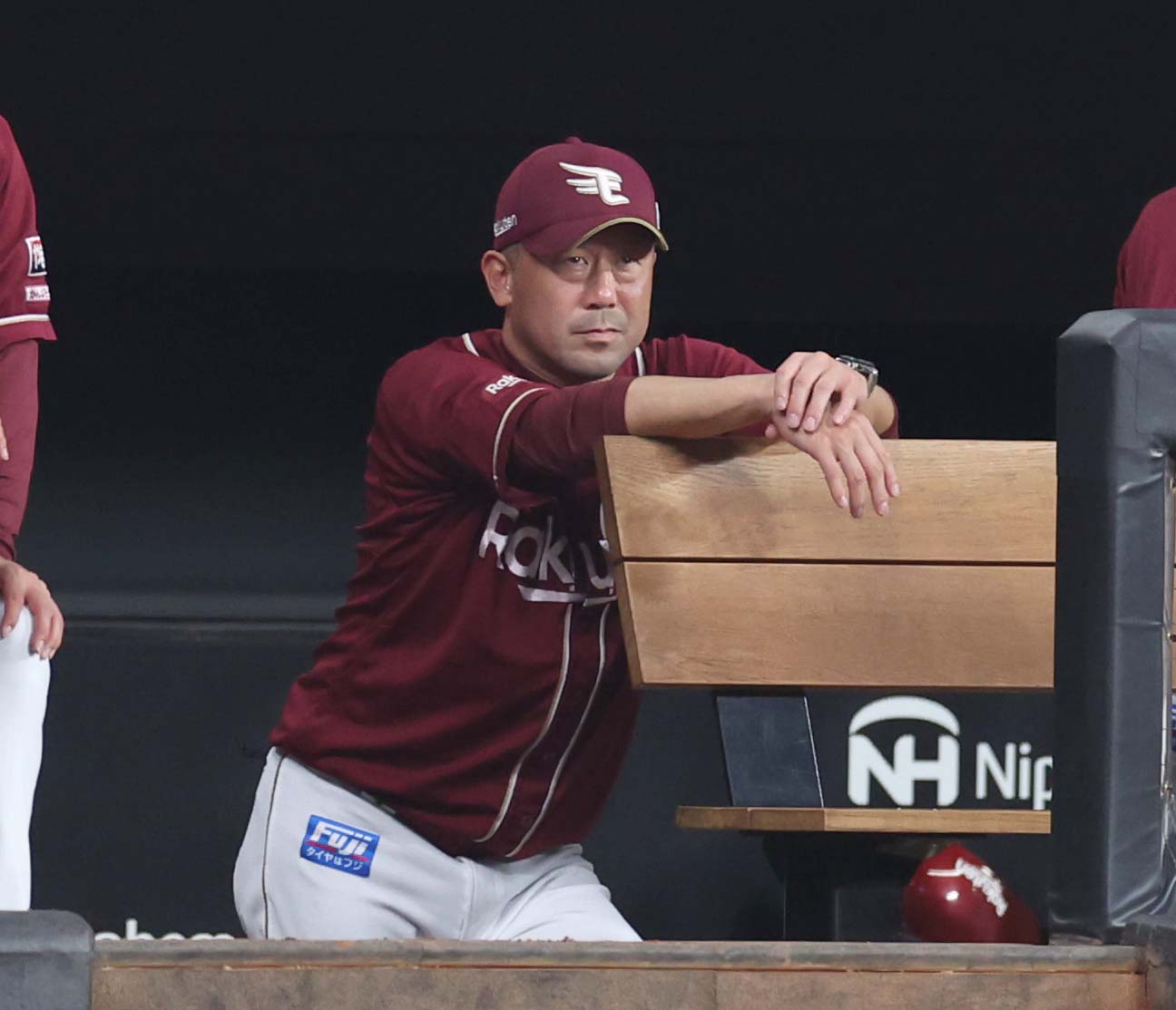 日本ハム対楽天　試合を見つめる三木監督（撮影・黒川智章）