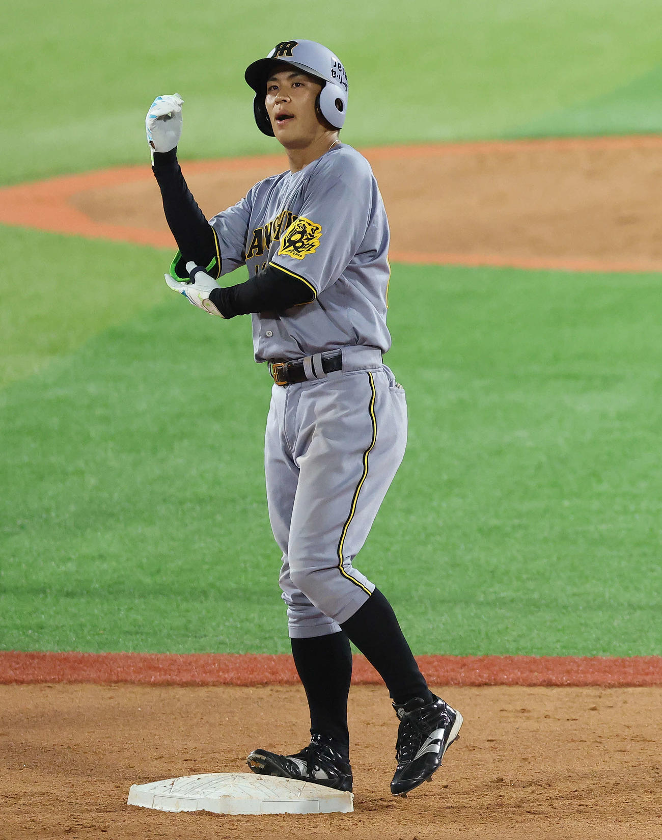 DeNA対阪神　9回表阪神1死二塁、右翼線に適時二塁打を放ち出塁する植田（撮影・河田真司）