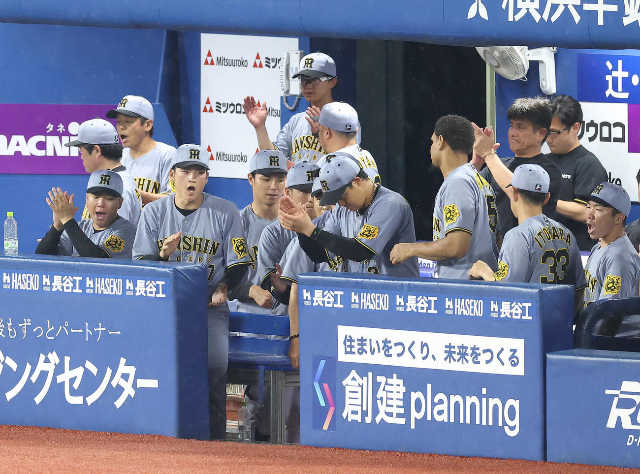 DeNA対阪神　DeNAに勝利し手をたたく阪神村上（左）（撮影・河田真司）