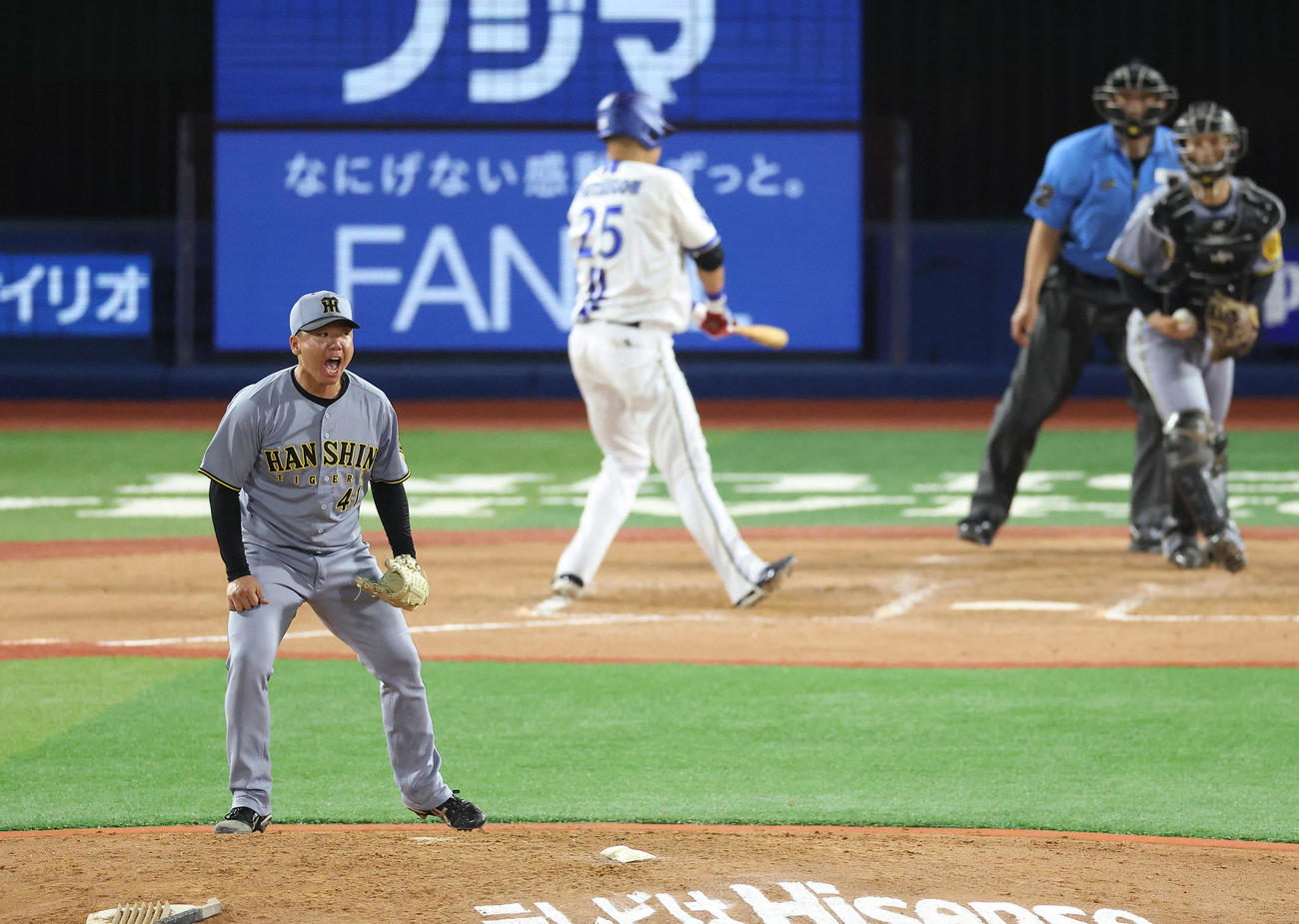 DeNA対阪神　7回裏DeNA1死一、二塁、代打筒香を空振り三振に抑え雄たけびを上げる村上（撮影・河田真司）